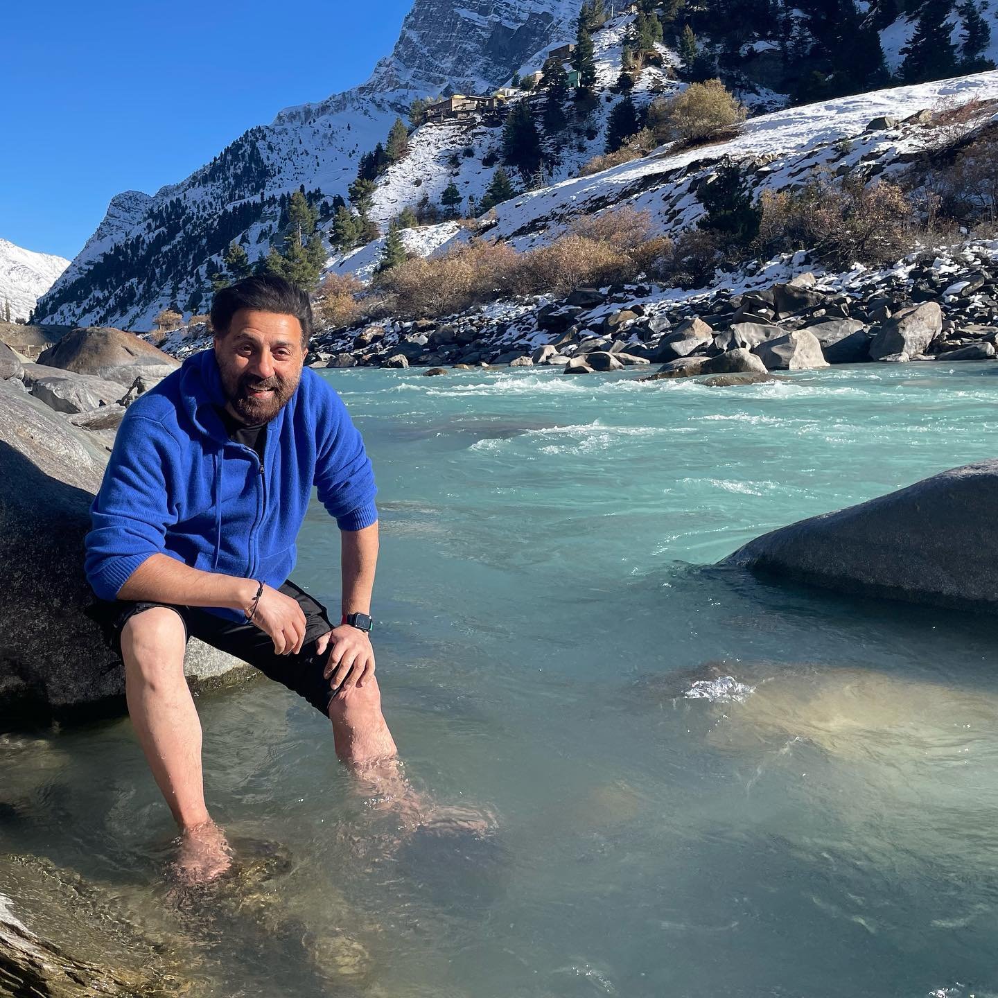 Sunny Deol ने बर्फीली वादियों में परिवार के साथ बिताए शानदार पल, सोशल मीडिया पर शेयर किया वीडियो