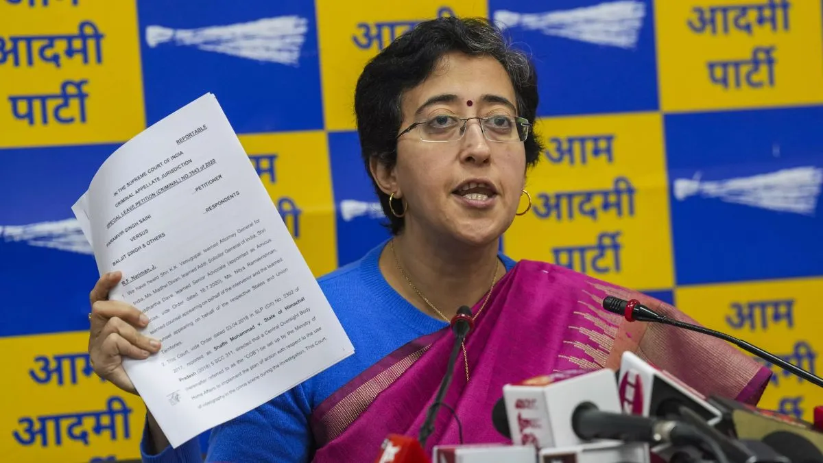 “Delhi: स्वाति ने संसद हमले का जिक्र करते हुए आतिशी पर लगाया आरोप, कहा- उनके माता-पिता के गिलानी से थे करीबी संबंध”