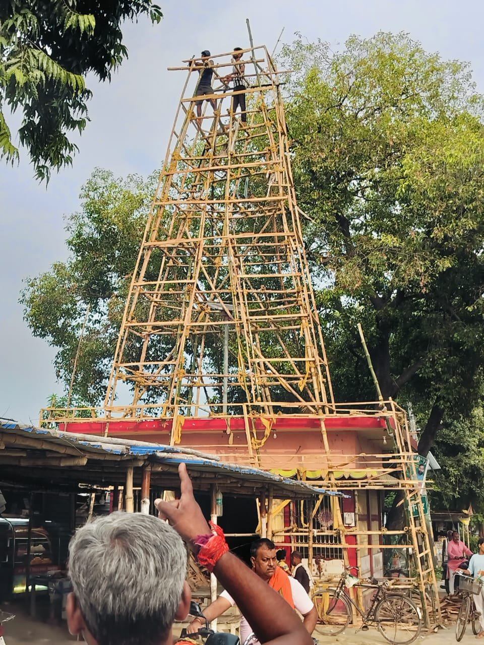 चेतन छपरा में दुर्गा पूजा 2025 : एफिल टॉवर पंडाल और भव्य कलश यात्रा का आयोजन