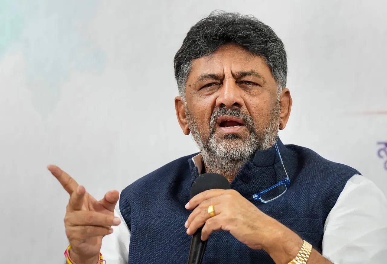 कर्नाटक के उपमुख्यमंत्री डी.के. शिवकुमार का बड़ा बयान — “गड्ढे सिर्फ बेंगलुरु में नहीं, प्रधानमंत्री आवास के सामने भी”