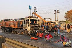 जयपुर में ब्रेक फेल डंपर ने मचाई तबाही — 300 मीटर तक चलती रही लाशों की कतार