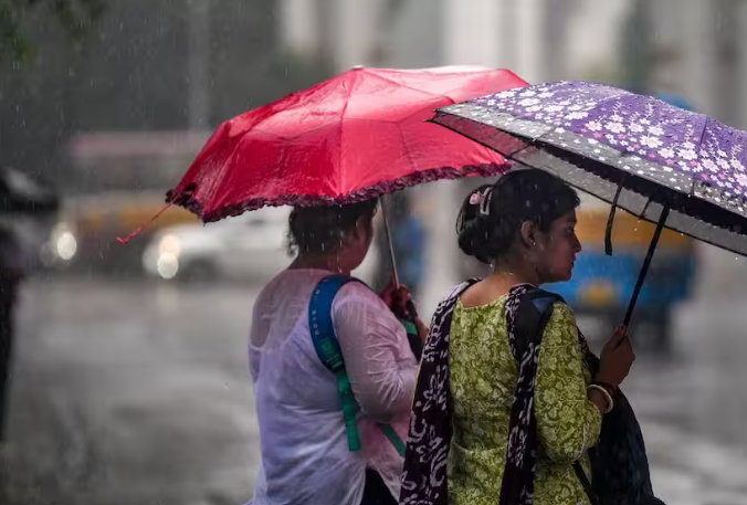 मुंबई में बारिश बनी आफत! रेड अलर्ट के बीच समुद्र में ऊंची लहरें, कई इलाकों में जलभराव