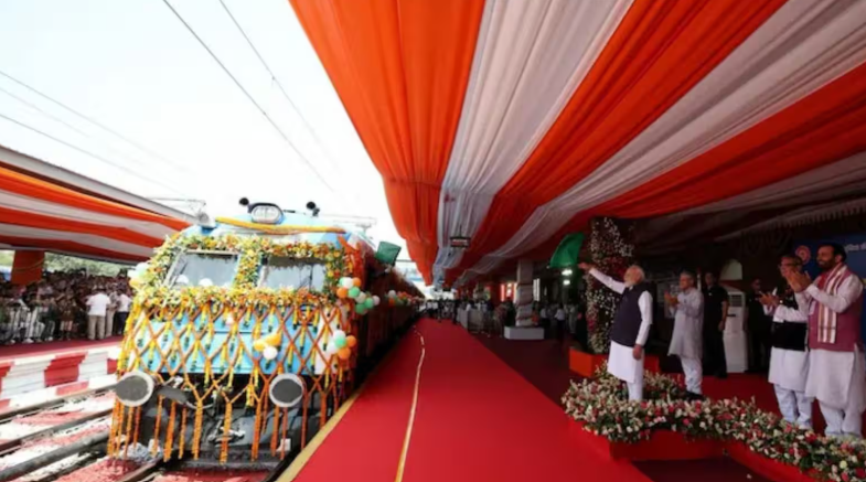 पीएम मोदी ने दिखाई भारत की पहली हाइड्रोजन ट्रेन को हरी झंडी, ‘मेक इन इंडिया’ की बड़ी उपलब्धि बताया