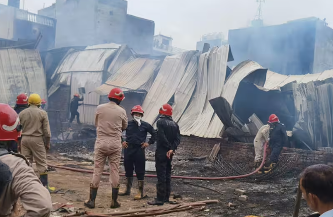 दक्षिणी दिल्ली में इवेंट मैनेजमेंट के गोदाम में भीषण आग, 15 दमकल गाड़ियां मौके पर