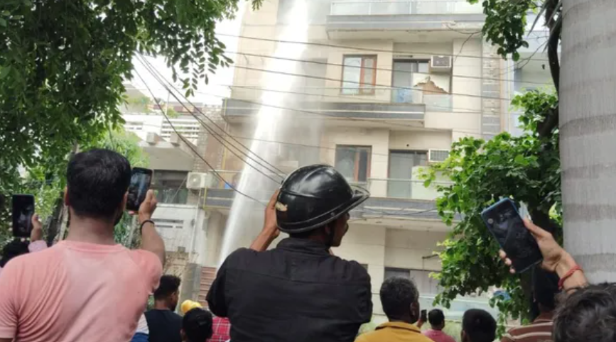 नोएडा में विंडो एसी में शॉर्ट सर्किट से तीन मंजिला मकान में लगी आग, 11 लोग सुरक्षित निकाले गए