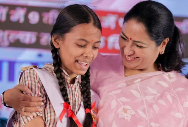 दिल्ली में सरकारी स्कूल की छात्राओं को मिली ‘विद्या वाहिनी’ साइकिल, पहले चरण में बांटी गईं 3,000 साइकिलें