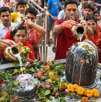 सावन के पहले सोमवार पर शिव मंदिरों में उमड़ी श्रद्धालुओं की भीड़, हर-हर महादेव के जयकारों से गूंजी दिल्ली