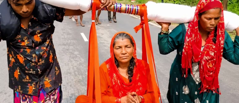 सहारनपुर में बेटे-बहू ने पेश की मिसाल, मां को पालकी में बैठाकर निकले कांवड़ यात्रा पर
