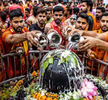 सावन शिवरात्रि पर शिवालयों में उमड़ा भक्तों का सैलाब, जलाभिषेक के लिए लगी लंबी कतारें
