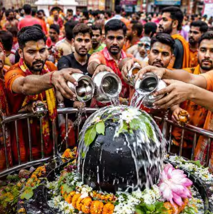 सावन शिवरात्रि पर शिवालयों में उमड़ा भक्तों का सैलाब, जलाभिषेक के लिए लगी लंबी कतारें