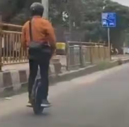 बेंगलुरू के ट्रैफिक से बचने का अनोखा जुगाड़, यूनीसाइकिल पर ऑफिस जाता दिखा शख्स