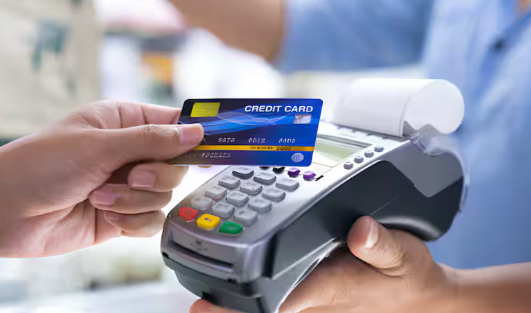 Credit Card: क्या बैंक में खाता होना जरूरी है? जानें बिना अकाउंट के कैसे मिल सकता है क्रेडिट कार्ड