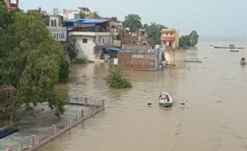 Prayagraj Flood: प्रयागराज में बाढ़ जैसे हालात, सड़कों पर 4-5 फीट पानी; नावों से रेस्क्यू, झारखंड में भारी बारिश का अलर्ट