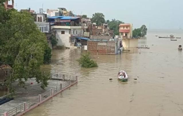 Prayagraj Flood: प्रयागराज में बाढ़ जैसे हालात, सड़कों पर 4-5 फीट पानी; नावों से रेस्क्यू, झारखंड में भारी बारिश का अलर्ट