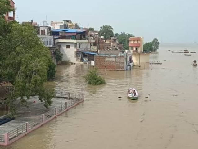Prayagraj Flood: प्रयागराज में बाढ़ जैसे हालात, सड़कों पर 4-5 फीट पानी; नावों से रेस्क्यू, झारखंड में भारी बारिश का अलर्ट