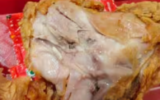 KFC के फ्राइड चिकन में कीड़ा मिलने का दावा, सोशल मीडिया पर वायरल हुआ वीडियो