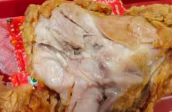 KFC के फ्राइड चिकन में कीड़ा मिलने का दावा, सोशल मीडिया पर वायरल हुआ वीडियो