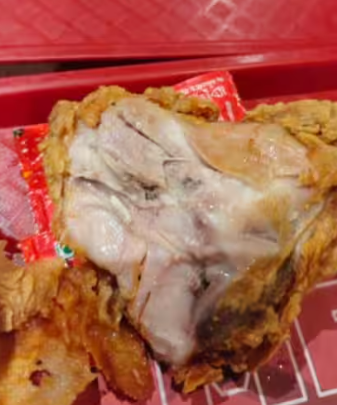 KFC के फ्राइड चिकन में कीड़ा मिलने का दावा, सोशल मीडिया पर वायरल हुआ वीडियो