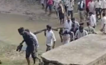 आजादी के दशकों बाद भी बघरोली गांव में नहीं बना मुक्तिधाम, बारिश में शव ले जाना बना मुश्किल