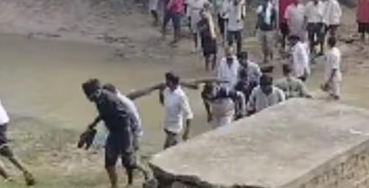 आजादी के दशकों बाद भी बघरोली गांव में नहीं बना मुक्तिधाम, बारिश में शव ले जाना बना मुश्किल