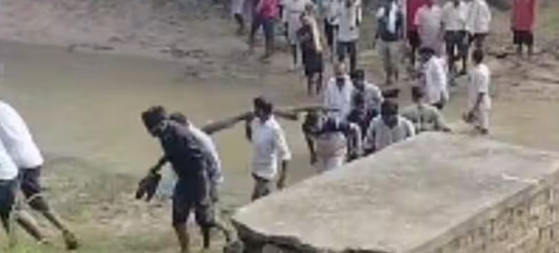 आजादी के दशकों बाद भी बघरोली गांव में नहीं बना मुक्तिधाम, बारिश में शव ले जाना बना मुश्किल