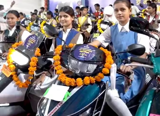 MP के 7,400 से ज्यादा मेधावी छात्रों को मिली स्कूटी, CM मोहन यादव ने छात्रों से किया संवाद