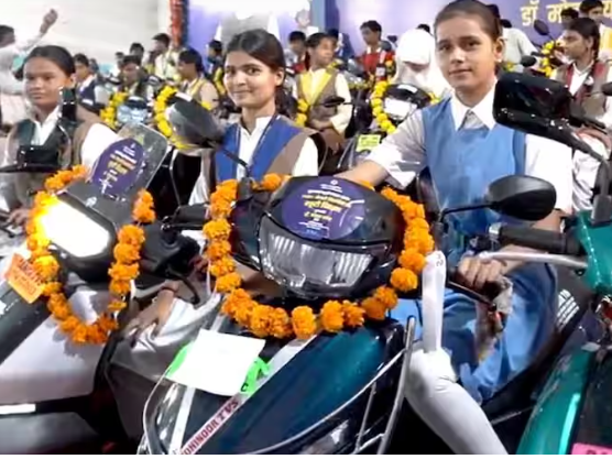 MP के 7,400 से ज्यादा मेधावी छात्रों को मिली स्कूटी, CM मोहन यादव ने छात्रों से किया संवाद