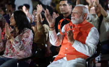 दीनदयाल उपाध्याय की जयंती पर भजन कार्यक्रम में पहुंचे PM मोदी, ढपली बजाते आए नजर