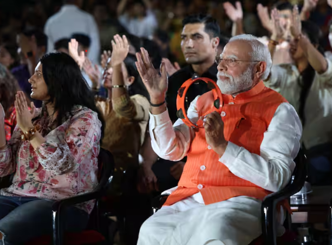 दीनदयाल उपाध्याय की जयंती पर भजन कार्यक्रम में पहुंचे PM मोदी, ढपली बजाते आए नजर
