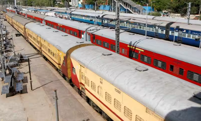 Railway Ticket Booking: ऑनलाइन टिकट बुकिंग में गड़बड़ी के आरोप, दिल्ली हाईकोर्ट ने रेल मंत्रालय और IRCTC से मांगा जवाब