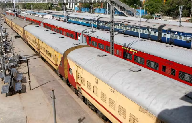 Railway Ticket Booking: ऑनलाइन टिकट बुकिंग में गड़बड़ी के आरोप, दिल्ली हाईकोर्ट ने रेल मंत्रालय और IRCTC से मांगा जवाब