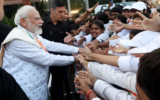 गांधी जयंती पर पीएम मोदी ने महात्मा गांधी को दी श्रद्धांजलि, खादी खरीदने की अपील