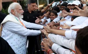गांधी जयंती पर पीएम मोदी ने महात्मा गांधी को दी श्रद्धांजलि, खादी खरीदने की अपील