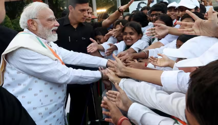 गांधी जयंती पर पीएम मोदी ने महात्मा गांधी को दी श्रद्धांजलि, खादी खरीदने की अपील