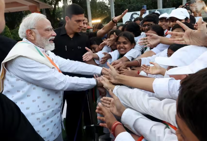 गांधी जयंती पर पीएम मोदी ने महात्मा गांधी को दी श्रद्धांजलि, खादी खरीदने की अपील