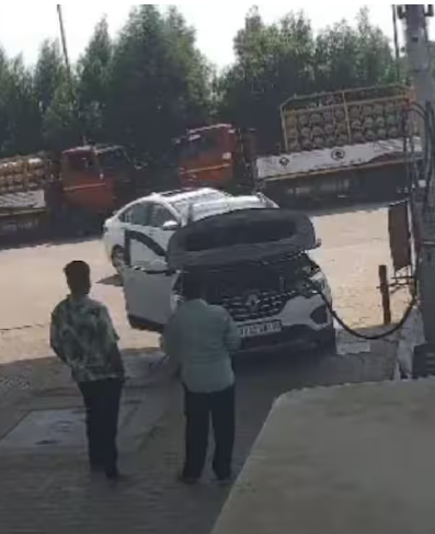 वडोदरा में CNG भरवाते समय कार में जोरदार धमाका, CCTV वीडियो वायरल