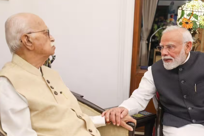 पीएम मोदी ने 25 साल पूरे होने पर लालकृष्ण आडवाणी से की मुलाकात, लिया आशीर्वाद