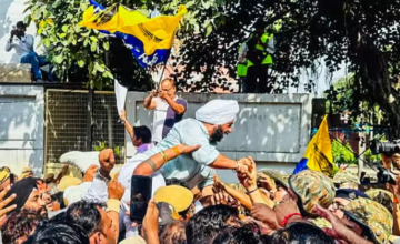 SIR के विरोध में AAP का दिल्ली में प्रदर्शन, सौरभ भारद्वाज बोले- ‘वोटर लिस्ट में नाम वापस जोड़ें’