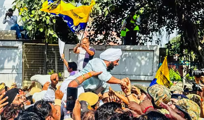 SIR के विरोध में AAP का दिल्ली में प्रदर्शन, सौरभ भारद्वाज बोले- ‘वोटर लिस्ट में नाम वापस जोड़ें’