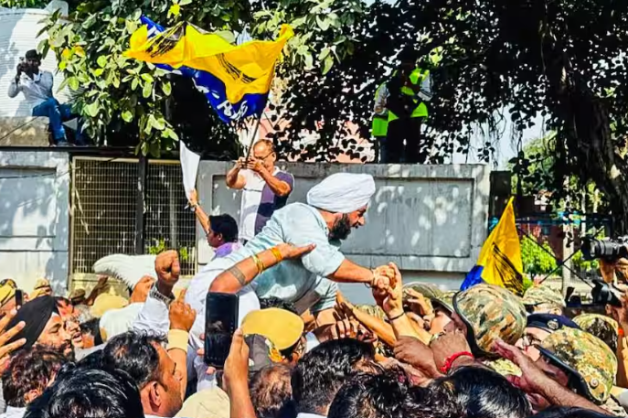 SIR के विरोध में AAP का दिल्ली में प्रदर्शन, सौरभ भारद्वाज बोले- ‘वोटर लिस्ट में नाम वापस जोड़ें’