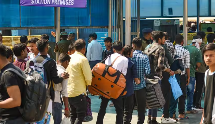 दिल्ली में प्रदर्शन के चलते कई ट्रेनें रद्द, हावड़ा और सियालदह राजधानी एक्सप्रेस भी प्रभावित