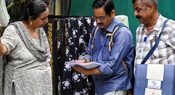 दिल्ली में वोटर लिस्ट में नाम जुड़वाने का मौका, 18 और 25 अक्टूबर को लगेंगे स्पेशल कैंप