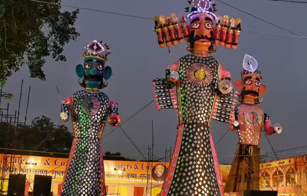 दिल्ली की रामलीला में जलेगा 30 फुट ऊंचा कॉकरोच का पुतला, फैसले पर सोशल मीडिया में छिड़ी बहस