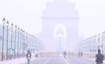 दिल्ली-NCR में प्रदूषण से बिगड़े हालात, AQI 222 के पार; बारिश से मिल सकती है राहत