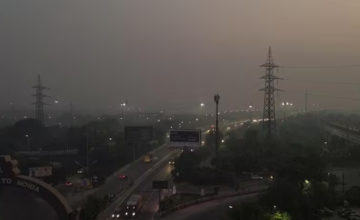 दिल्ली में प्रदूषण रोकने के नियमों की अनदेखी, GRAP-1 लागू होने के बावजूद सड़कों पर फैली धूल