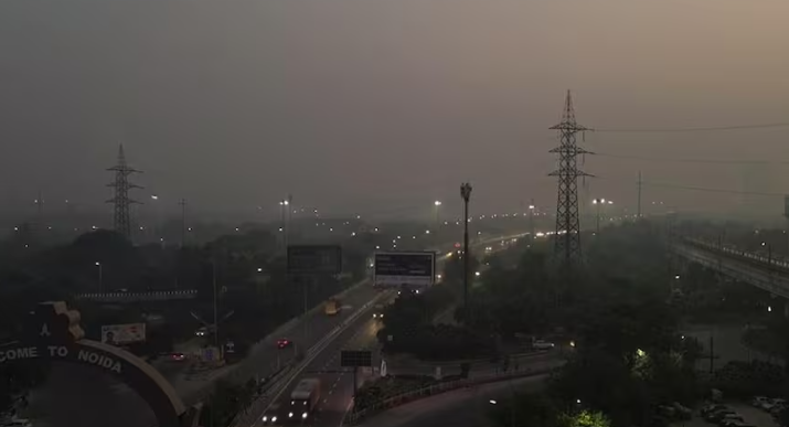 दिल्ली में प्रदूषण रोकने के नियमों की अनदेखी, GRAP-1 लागू होने के बावजूद सड़कों पर फैली धूल