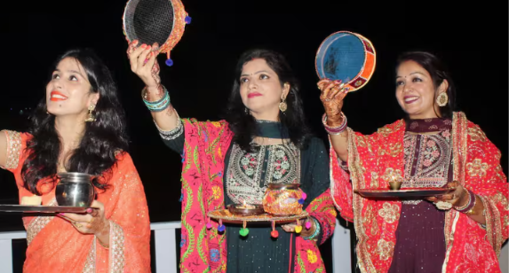 Karwa Chauth 2026: बिहार में कब निकलेगा करवा चौथ का चांद? जानें पटना, गया और भागलपुर समेत सभी शहरों का समय